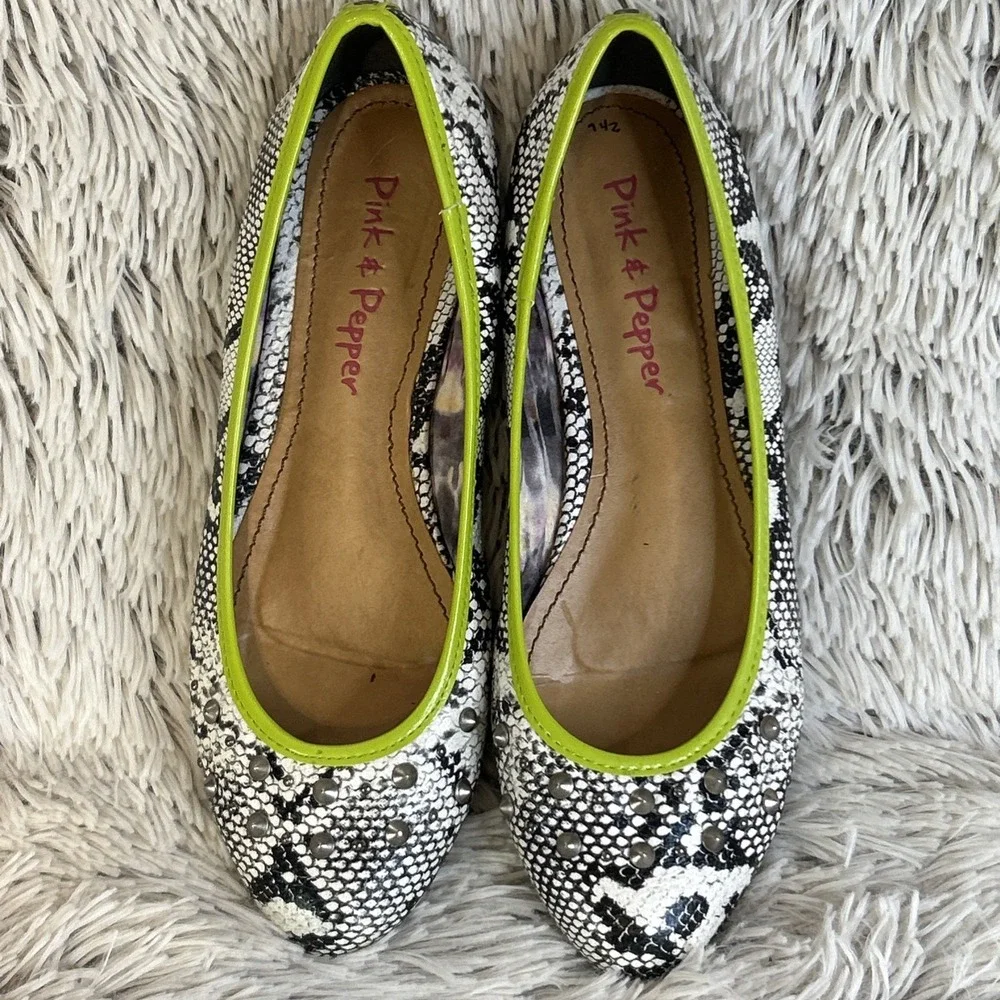 Pink & Pepper Ballet Flats 7.5 M Black White Snakeskin Leatherette Studded Green